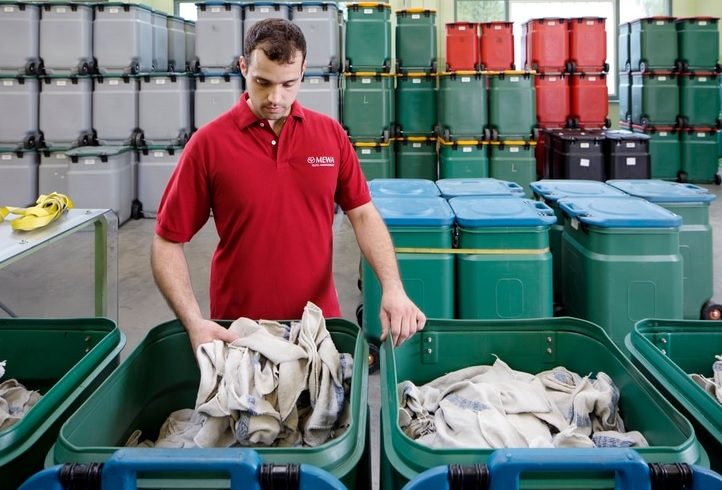 Los paños de limpieza reutilizables de MEWA son clave en un modelo sostenible